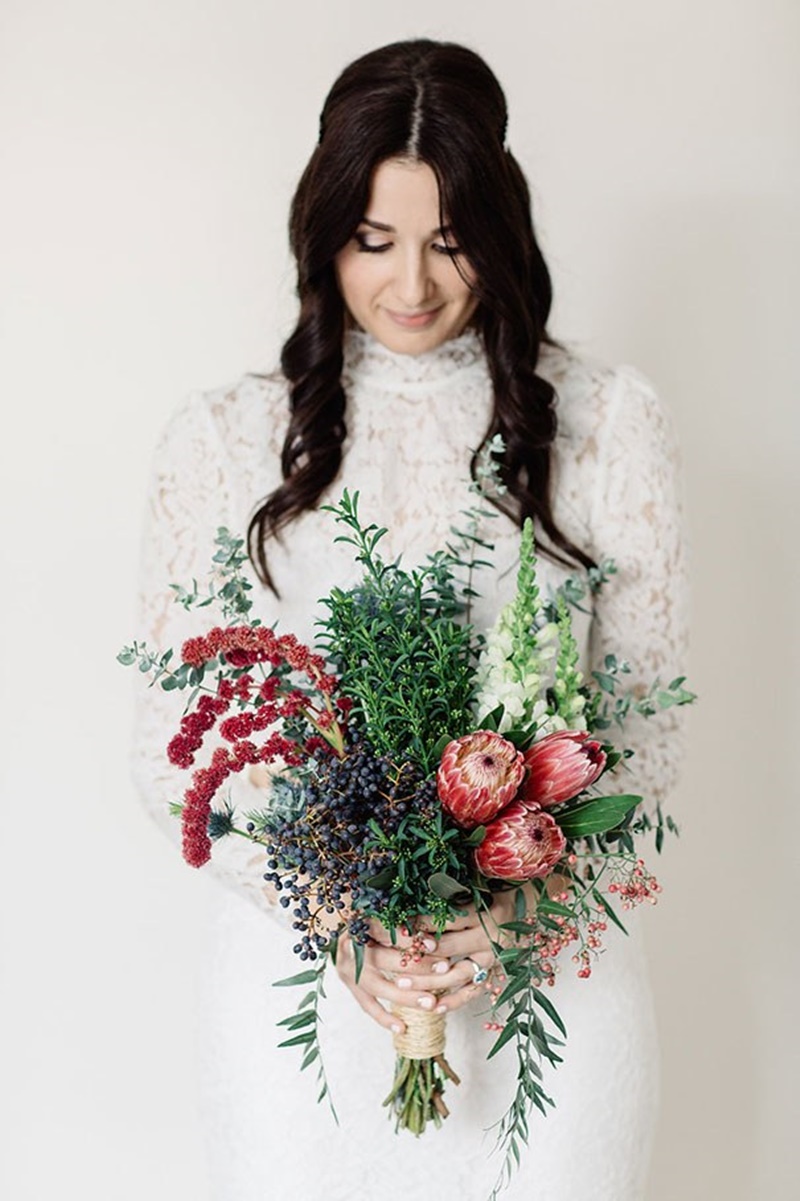 Buquê de noiva diferenciado com predominância de folhagens e flores secas, estilo rústico