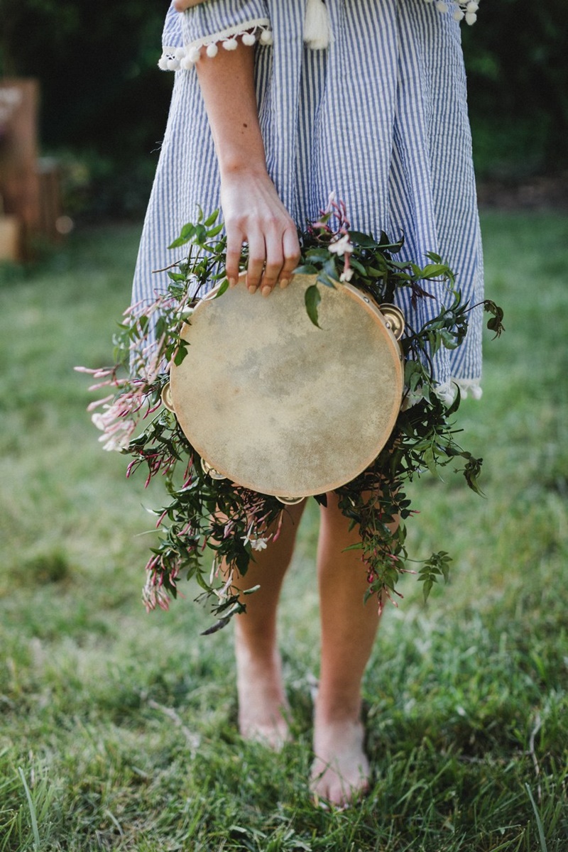 Buquê de noiva diferenciado feito em um pandeiro decorado com flores e folhagens