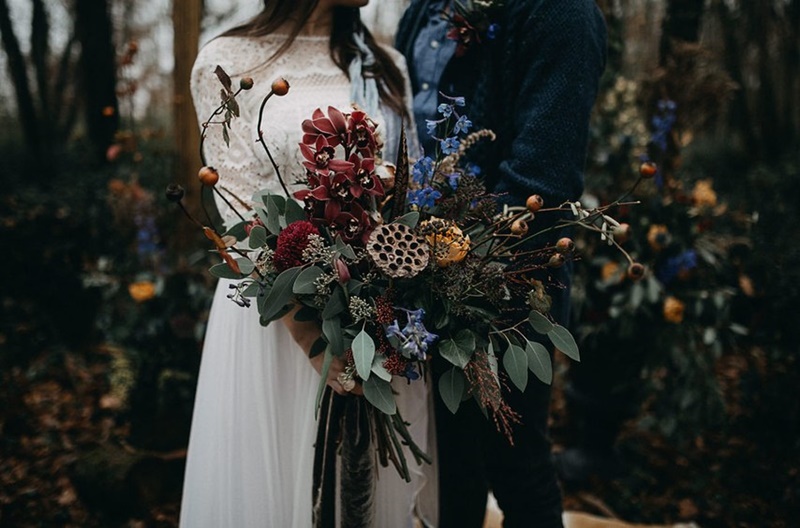 Buquê de noiva diferenciado rústico com frutas vermelhas e flores silvestres em tons de outono