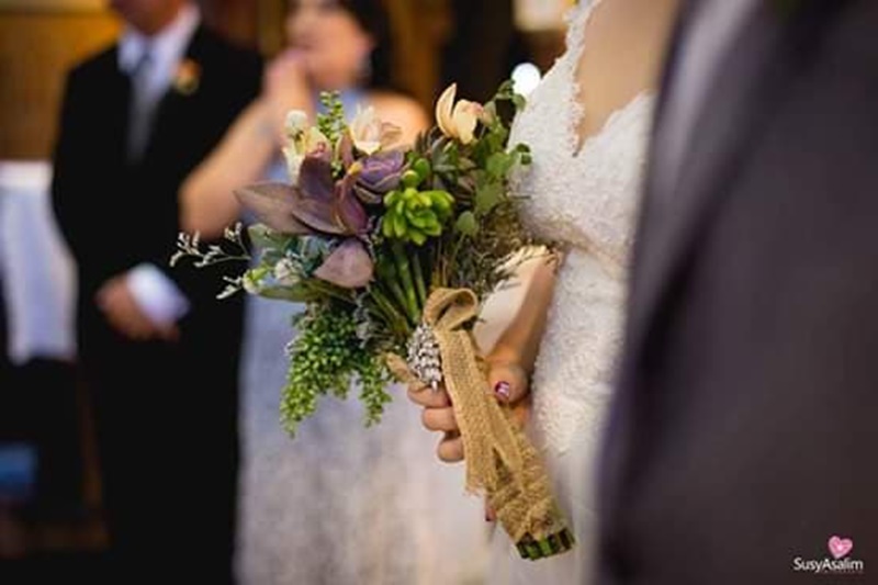 Buquê de noiva diferenciado composto inteiramente por suculentas de vários tamanhos