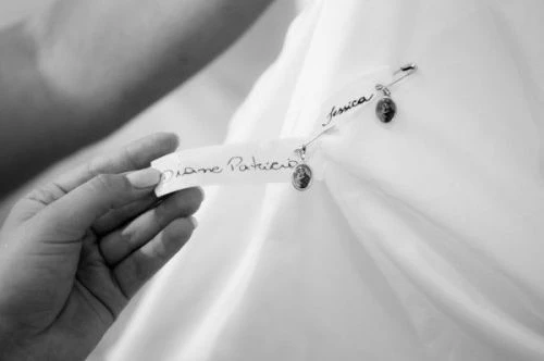 fitinhas personalizadas com nomes das amigas no vestido de noiva