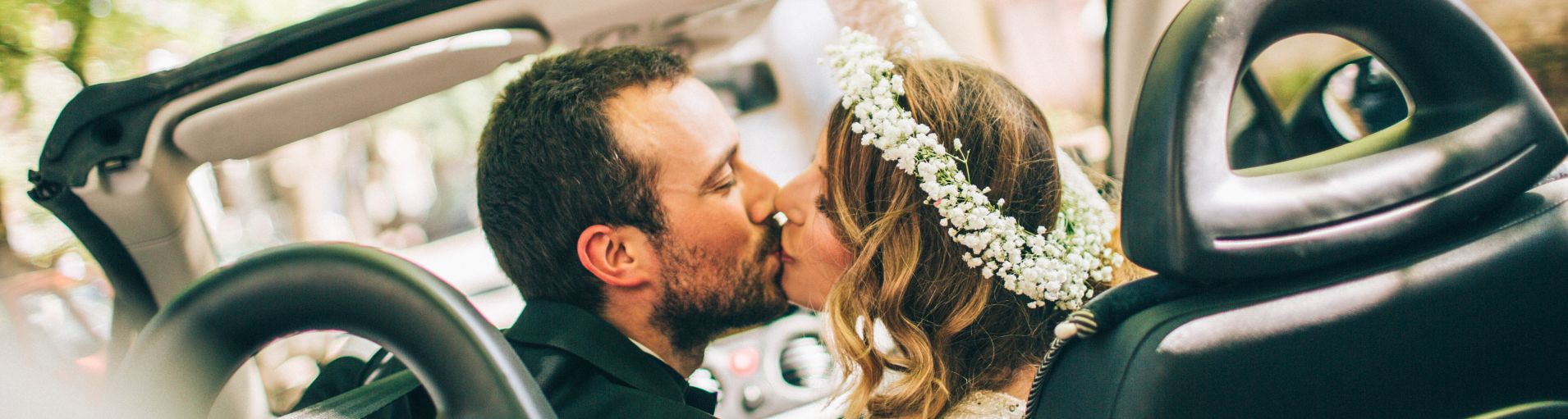 Casal se beijando no carro após casamento|Casal se beija no dia do casamento. Saiba como funciona a licença casamento||Casal apaixonado na Grécia|||Licença de casamento|licença casamento como funciona|licença casamento como funciona|licença casamento como funciona|licença casamento como funciona|licença casamento como funciona