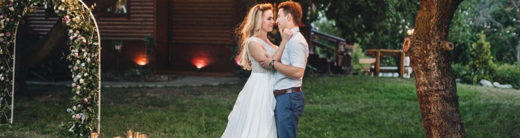 casamento-ao-ar-livre|celebração de casamento ao ar livre|decoração de mesa de bolo em casamento ao ar livre|decoração de casamento ao ar livre com flores plantadas|decoração de casamento ao ar livre à noite com luzes de filamento|portal rústico para casamento ao ar livre|filtros de sonhos em decoração de casamento ao ar livre|porcelana portuguesa na decoração de casamento ao ar livre|balanço de madeira para casamento ao ar livre|bolo com flores verdadeiras para casamento ao ar livre|casamento ao ar livre|