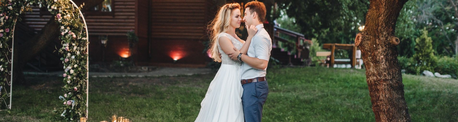 casamento-ao-ar-livre|celebração de casamento ao ar livre|decoração de mesa de bolo em casamento ao ar livre|decoração de casamento ao ar livre com flores plantadas|decoração de casamento ao ar livre à noite com luzes de filamento|portal rústico para casamento ao ar livre|filtros de sonhos em decoração de casamento ao ar livre|porcelana portuguesa na decoração de casamento ao ar livre|balanço de madeira para casamento ao ar livre|bolo com flores verdadeiras para casamento ao ar livre|casamento ao ar livre|