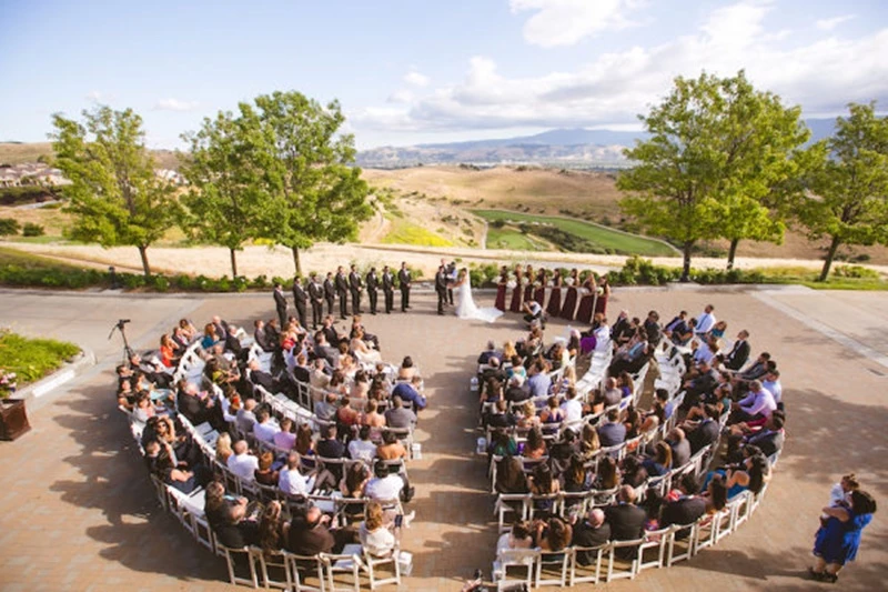 Noivos em cerimônia circular com convidados próximos