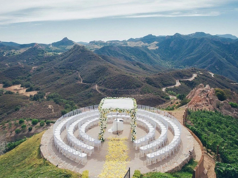 Cerimônia circular em formato de ferradura