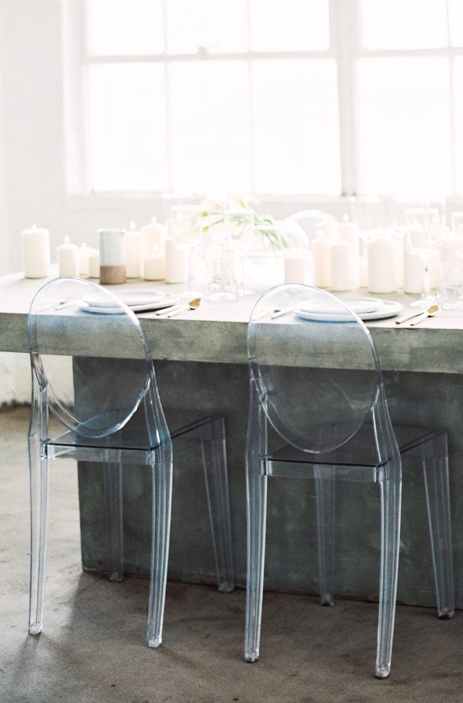 Mesa posta de casamento minimalista.