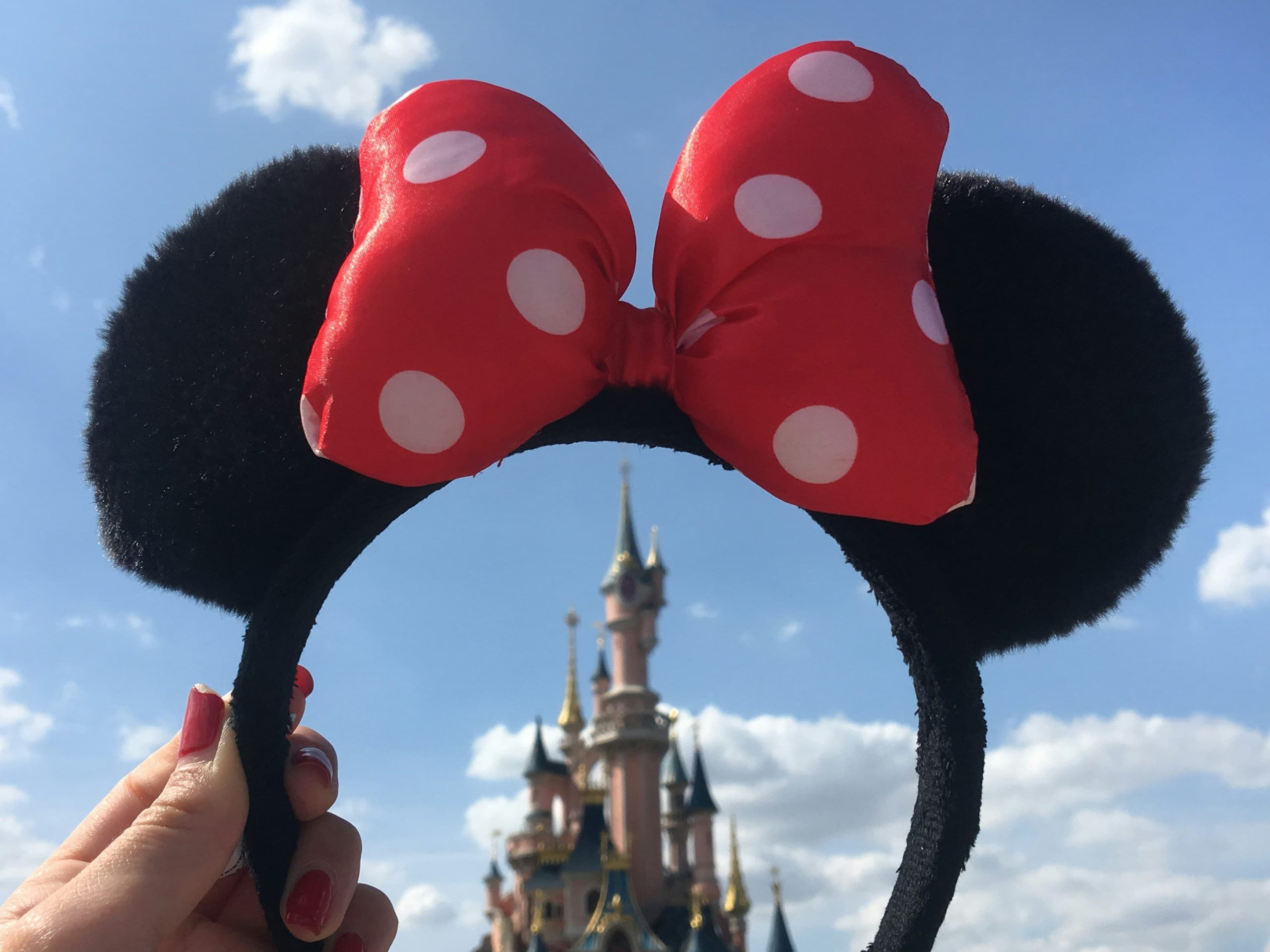 site de casamento temático Disney — tiara da Minnie em frente a castelo