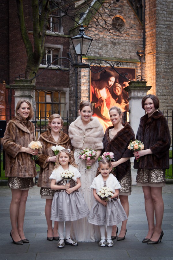 casamento no inverno: convidada com sobreposição elegante