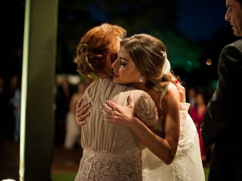 casamento-real-marina-e-marcos-revista-icasei|Mãe da noiva arrumando ela para o casamento.|Noiva com mãe no making off.|||Noivo entrando com as avós.|Noivo entrando com os pais.|Noivo entrando na igreja com a mãe.|emoção da noiva com mãe.|foto noiva com pais|emoção da noiva com avó|noiva que já é mãe|Noiva mãe com filha.|noiva com a filha que é madrinha|noiva que é mãe com os filhos|família no casamento|noiva e mãe no casamento|noiva e avó no casamento|avós no casamento|