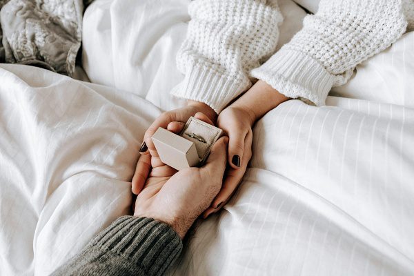 |Casal planejando casamento simples com planilha e notebook|Inspiração de decoração DIY para casamento simples e barato|Noiva vestida com vestido simples em cerimônia ao ar livre