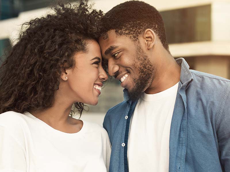 significado do casamento: casal caminhando de mãos dadas na cidade