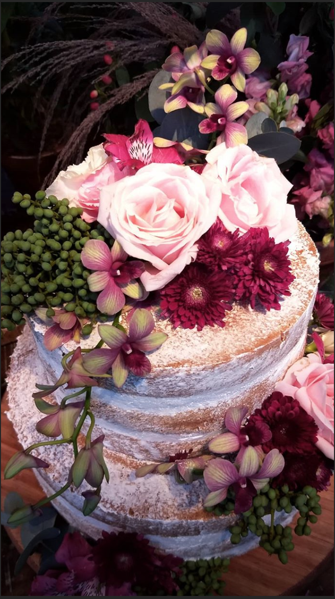 decoração do casamento Cauã Reymond e Mariana Goldfarb com flores e capim dos pampas