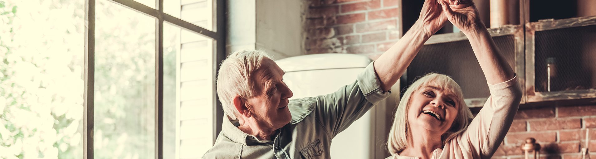 |Casal se abraçando enquanto cozinham juntos|Casal se abraçando na praia|Casal deitado na cama juntos|Casal se abraça na praia|Casal de idosos tomando sorvete|Casal de frente para o outro enquanto conversam|Casal dentado no banco conversando|Casal olhando o pôr do sol|Casal abraçado olhando a paisagem|Casal se beija enquanto estão encostados no carro|Mãe segurando a filha|Homem mexendo no computador|casamento-feliz|