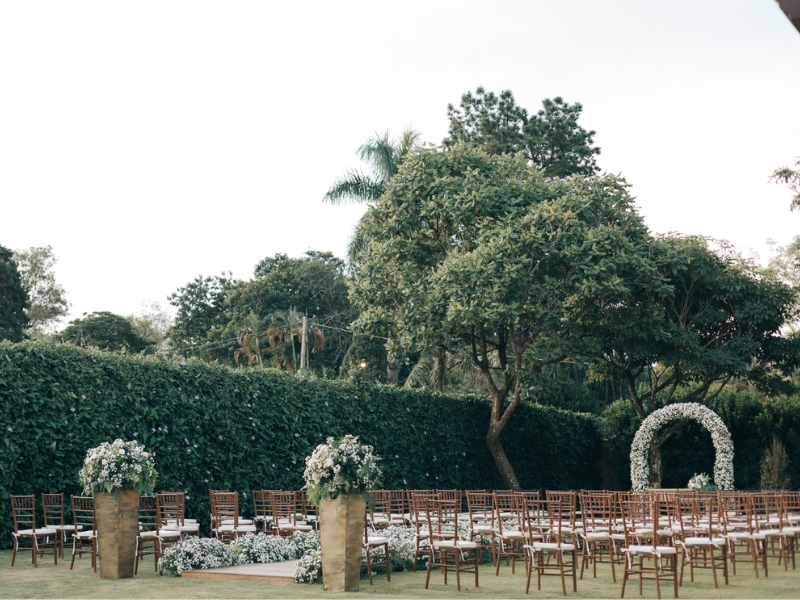Decoração rústica com flores brancas no casamento de Mariana e Pedro