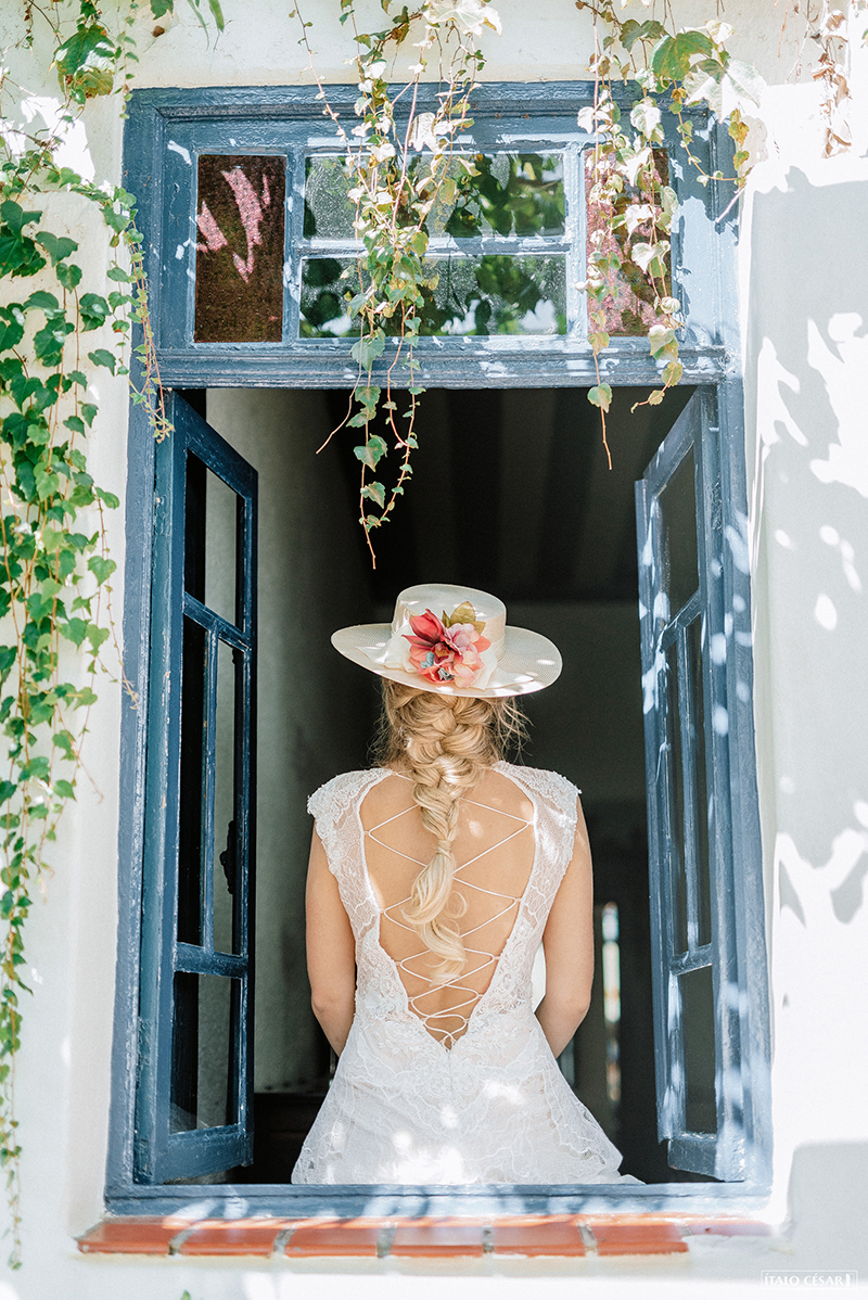 editorial casamento no campo vestido com transparências