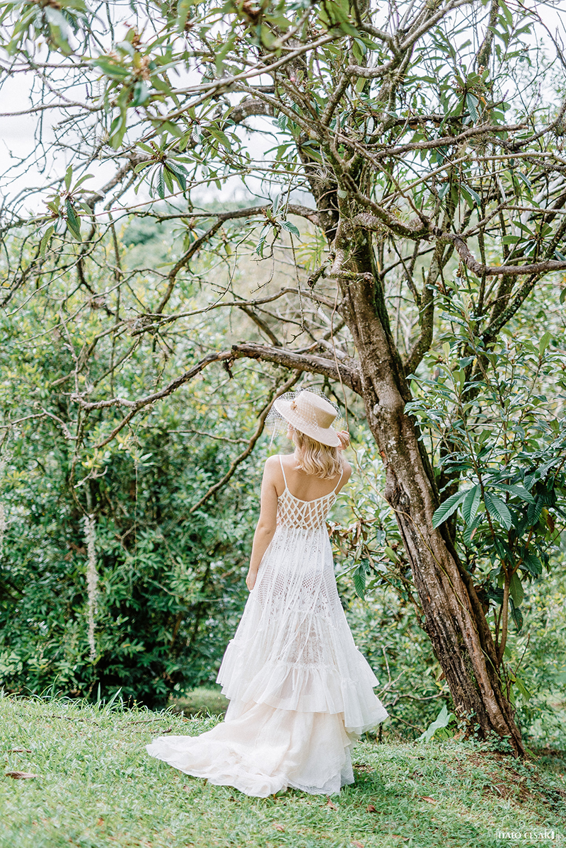 editorial casamento no campo vestido fluido moderno