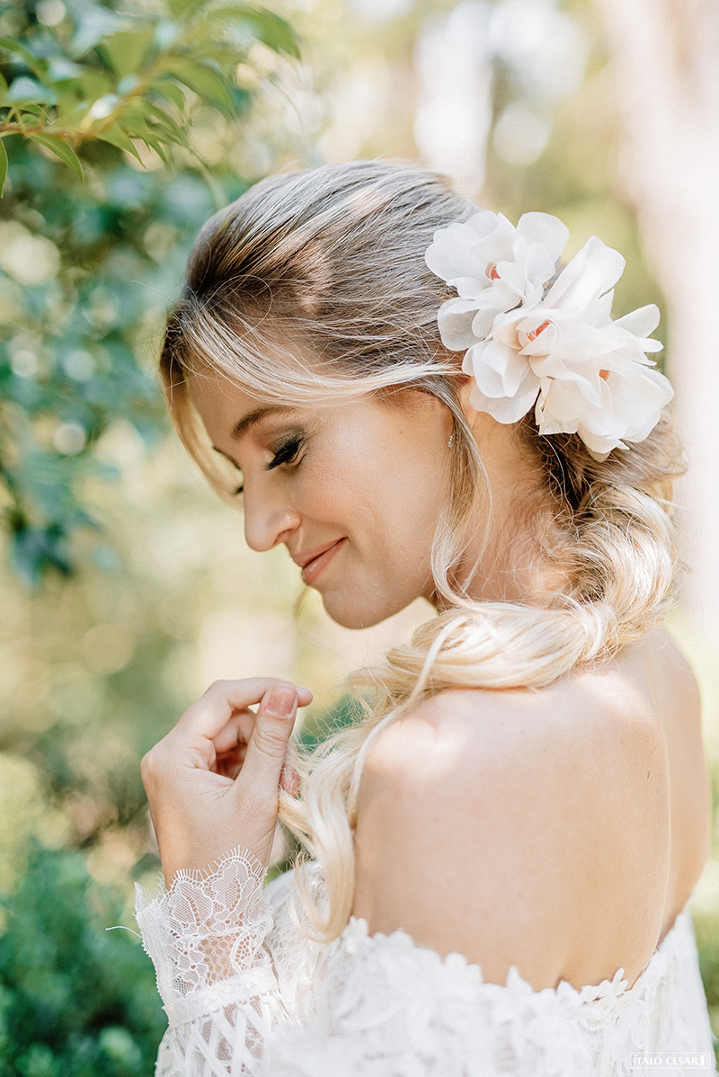 editorial casamento no campo detalhes florais do vestido