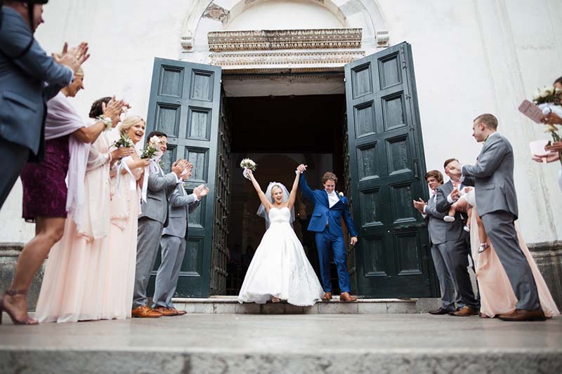 noivos comemorando casamento no feriado com convidados