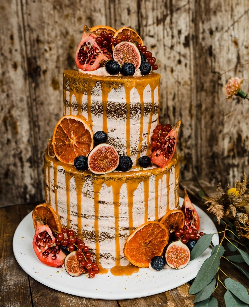 bolo de casamento no outono com tons quentes