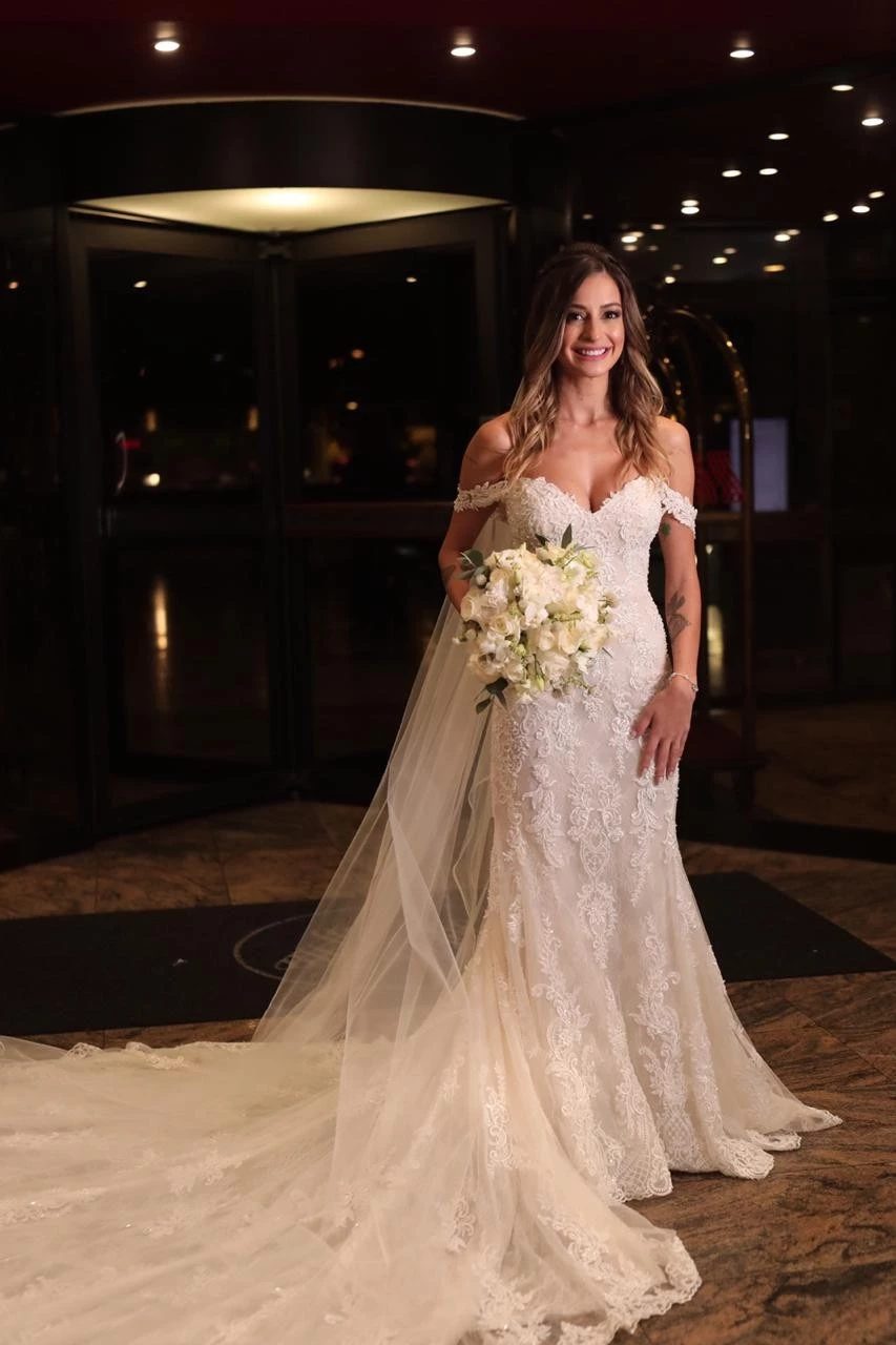 Vestido de noiva de Tamy Contro assinado por Rosa Clará