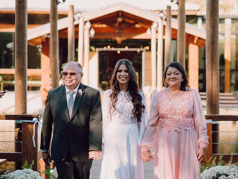 Grande Dia do casamento real no campo Rebecca e Samuel
