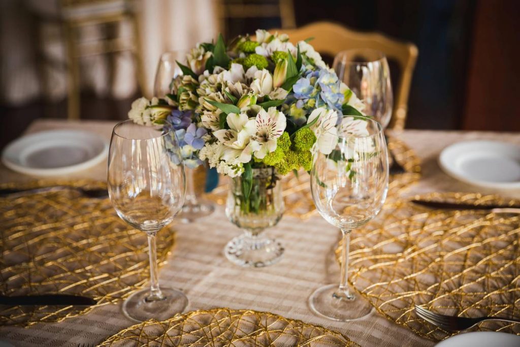 Mesa posta de casamento minimalista.