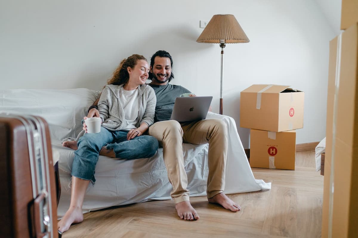 Imagem de um casal sentado em uma casa nova com caixas olhando o computador|reunião-com-amigos-para-cha-de-casa-nova|reunião-com-amigos-para-cha-de-casa-nova|reunião-com-amigos-para-cha-de-casa-nova|festa-japonesa-para-cha-de-casa-nova-tematico|tabua-de-frios-para-servir-no-cha-de-casa-nova|lista-de-presentes-para-cha-de-casa-nova|suculentas-para-dar-de-lembrancinha-em-cha-de-casa-nova|cha-de-casa-nova||Imagem de pessoas felizes na cozinha da casa|Imagem de amigos brincando no chão da casa||Imagem de um rapaz conversando com outra pessoa enquanto faz um churrasco no quintal