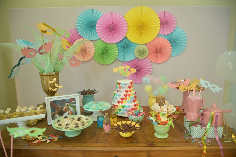 chá de panela com tema de carnaval com mesa posta e glitter