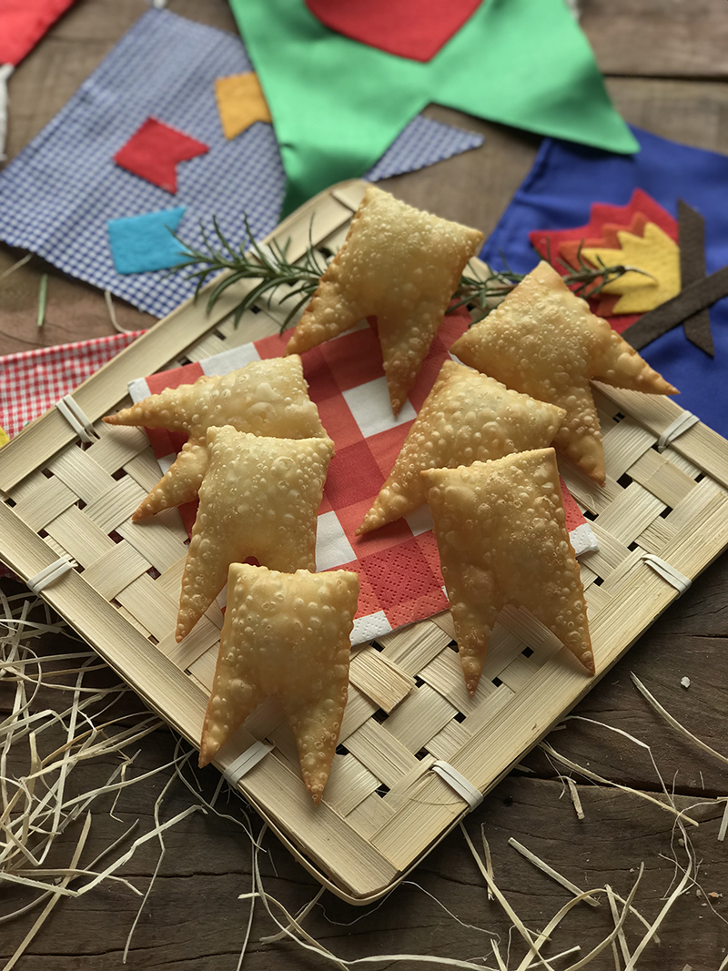 Charraiá: mini pastel em formato de bandeirinha no buffet do chá bar junino