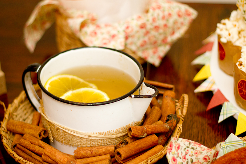 Charraiá: copos com quentão e especiarias no chá bar junino