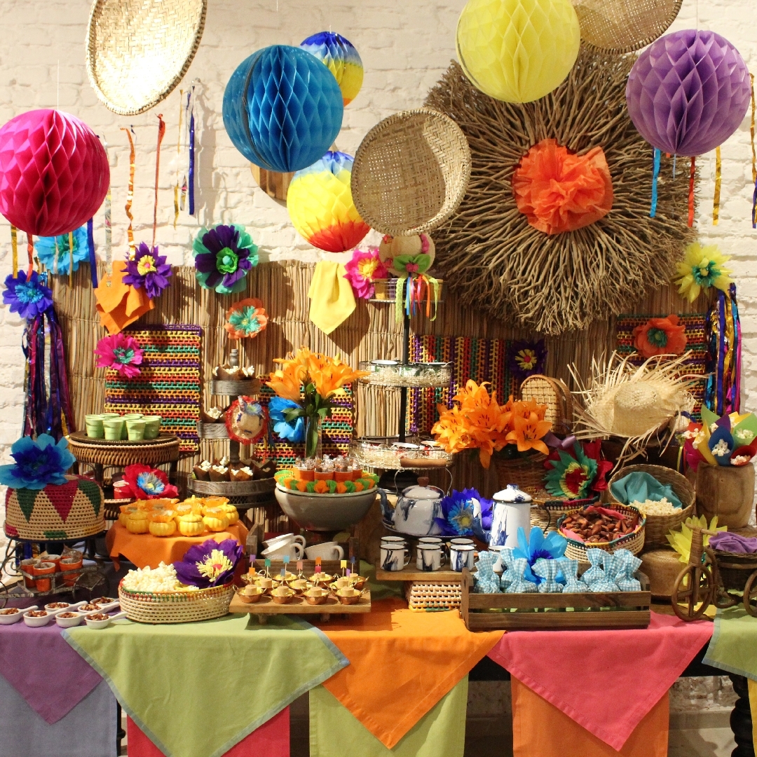 Charraiá: mesa posta com flores do campo e chapéus de palha