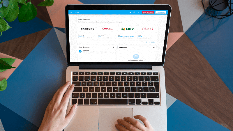 notebook mostrando a página de marcas que participam do clube de vantagens iCasei off