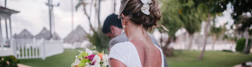 Colar invertido para noiva por Maria Ignez Simões|Colar invertido para noiva por Maria Ignez Simões||Vestidos de noiva com decote nas costas combinam melhor com colar invertido|Penteados presos são mais indicados para destacar o colar invertido|Colar invertido para noiva como usar?|Colar invertido para noiva qual joia usar?|Colar invertido para noiva modelo dourado com pedra branca|Colar invertido para noiva modelo dourado com pedra branca comprido|Colar invertido para noiva joia prata|Colar invertido para noiva qual modelo usar?|Colar invertido para noiva com árvore dourada|Colar invertido para noiva que prende no vestido|Colar invertido para noiva curto com pérola|Colar invertido para noiva joia prata com pedras brancas|Colar invertido para noiva colete prata|Colar invertido para noiva usar no casamento|Colar invertido para noiva como usar nas costas inteira|Colar invertido para noiva como usar|Colar invertido para noiva usar no casamento