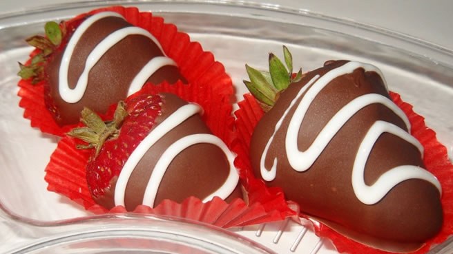 Morango com chocolate — comidas criativas para o Dia dos Namorados