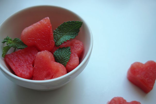 Melancia em formato de coração — comidas criativas para o Dia dos Namorados decorada com hortelã