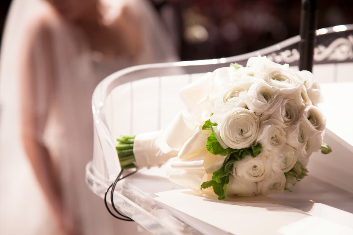 Buquê de casamento de flor branca em uma mesa.||||||||||||||||||||||||||||