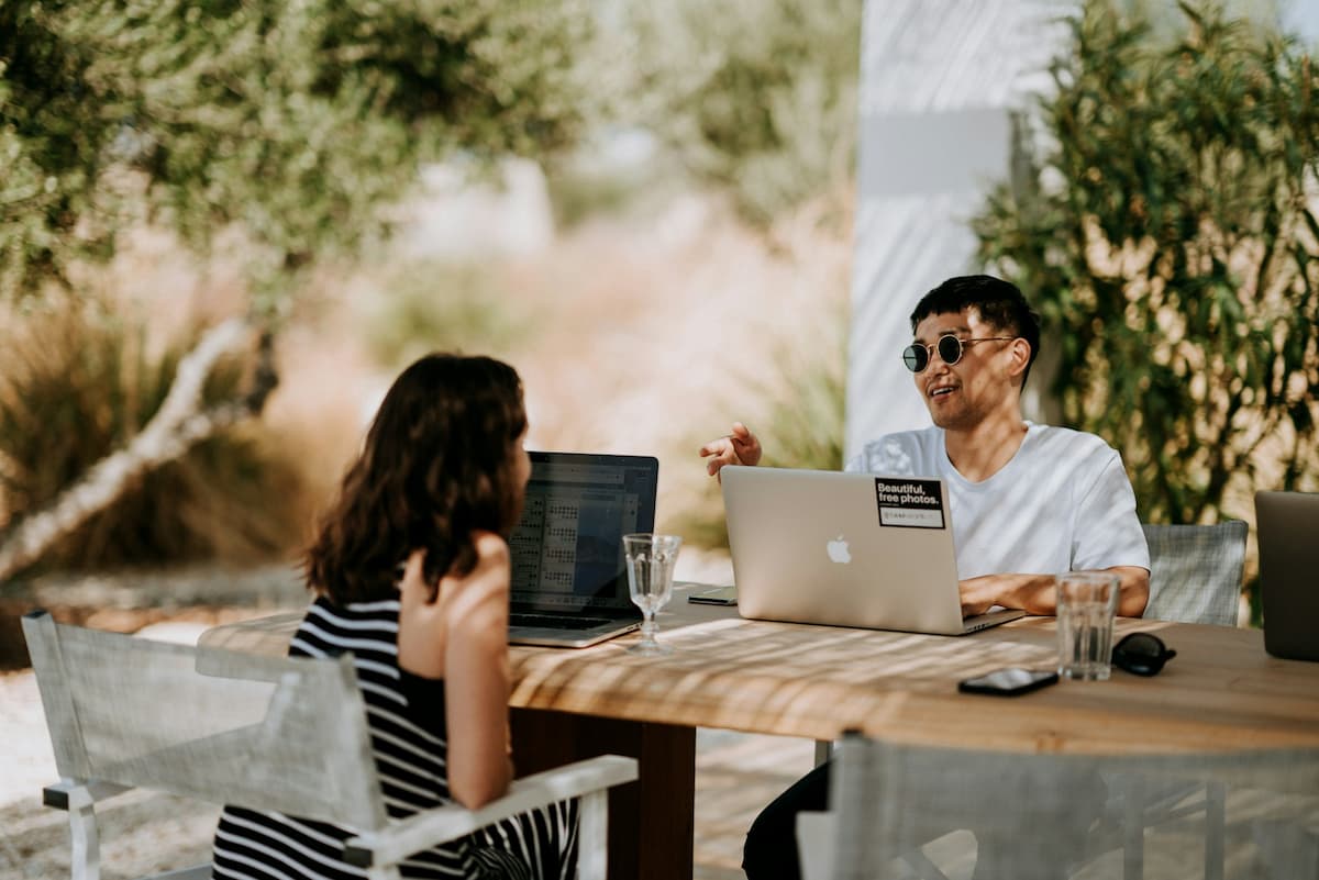 Imagem de um casal sentados em um lugar aberto usando o computador|Casal planejando lista de presentes de casamento|Casal comemorando na casa nova. Veja itens que não podem faltar na lista de presentes de casamento|Casal escolhendo itens para a lista de presentes de casamento|Casal abre presente da lista de presentes de casamento|Casal planejando lista de presentes de casamento||Quais itens não podem faltar na lista de presentes de casamento|Quais itens não podem faltar na lista de presentes de casamento|Casal montando lista de presente de casamento.|Imagem de três presentes com decoração rosa|Imagem de várias caixas de presente|Imagem de um casal abraçados na porta da casa
