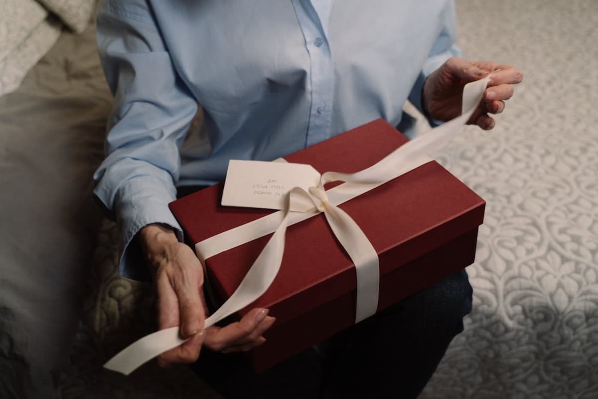 presente de aniversário de casamento - presente embrulhado em papel vermelho