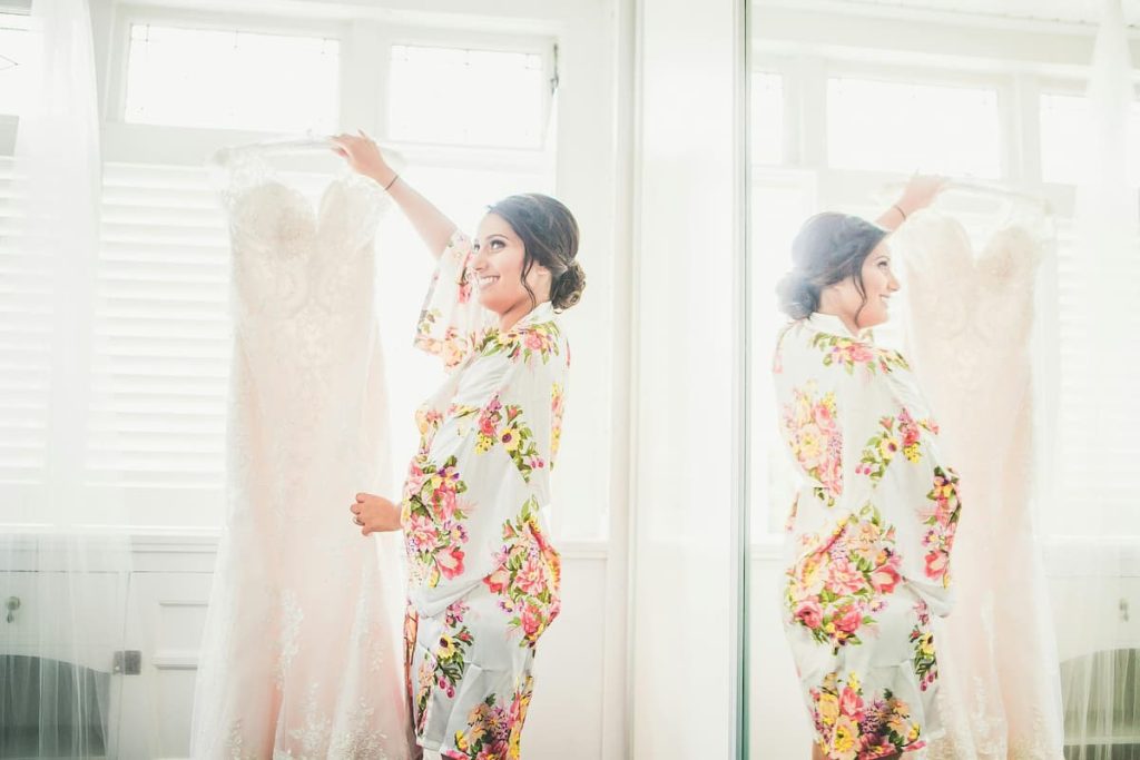 Uma noiva segurando o seu vestido de noiva|Vestido de noiva Como guardá-lo|Como guardar o vestido de noiva|Como guardar o vestido de noiva na caixa|Vestido de noiva Como guarda-lo no armário|Como guardar o vestido de noiva o que não fazer|Como guardar o vestido de noiva o que fazer|Vestido de noiva Como guardá-lo|Vestido de noiva Como guarda-lo de forma certa|Vestido de noiva Como guardar em uma caixa|Vestido de noiva Como guarda-lo|Um vestido de noiva tomara que caia