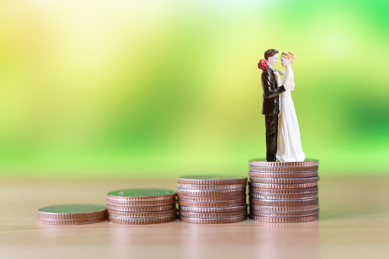Enfeite de bolo de casamento simbolizando como juntar dinheiro para casar