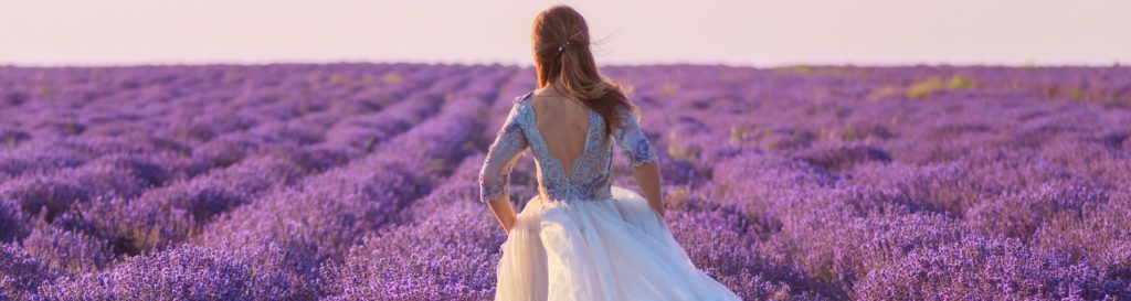 cor-lavanda|noivos-no-meio-de-plantação-de-lavanda|papelaria-de-casamento-com-detalhes-em-lavanda|noiva-entre-madrinhas-vestidas-com-tonalidades-de-roxo|noivo-usando-lavanda-como-flor-de-lapela|convite-de-casamento-com-flor-de-lavanda-de-decoração|noiva-segura-buquê-de-lavanda|noiva-entre-madrinhas-vestidas-de-lavanda|macarons-de-baunilha-com-recheio-de-lavanda|sabonetes-de-lavanda-para-dar-de-lembrancinha-de-casamento|cor lavanda|