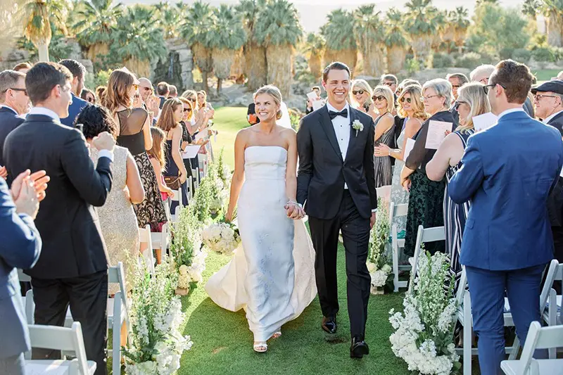 Cumprimentos no altar após o cortejo