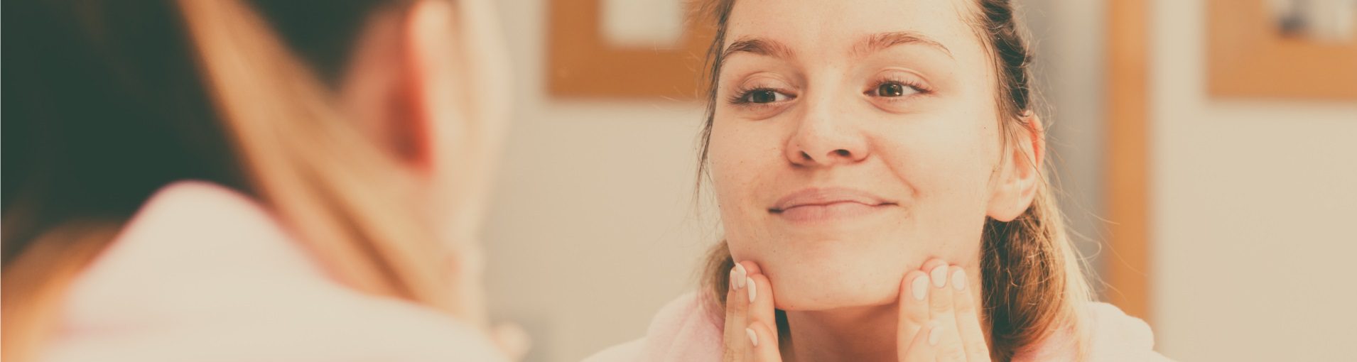 cuidados-com-a pele|noiva-se-preaprando-para-tratamento-estético|tratamento-de-limpeza-de-pele|máscara-de-lavanda-para-hidratar-o-rosto|noiva-passando-produto-no-rosto-para-hidratar-a-pele|noiva-limpando-o-rosto-após-tratemento-estético|making-of-de-noiva|retoques-finais-na-maquiagem-de-noiva|noiva-checando-a-maquiagem-em-espelho|cuidados com a pele