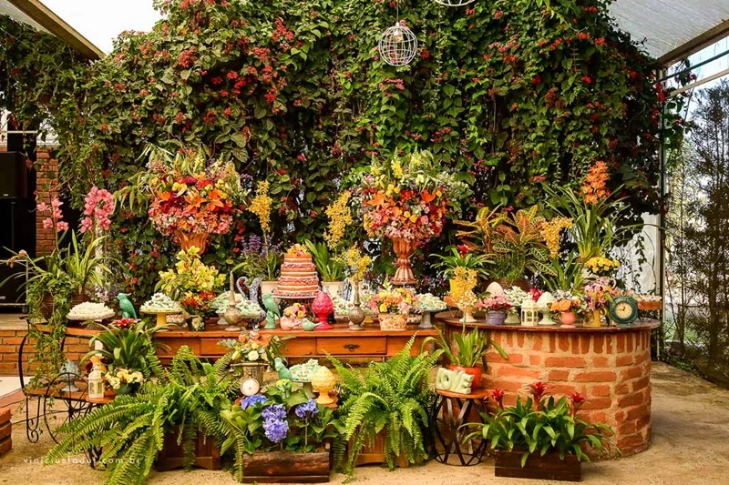 Casamento no verão: arranjos botânicos e verdes