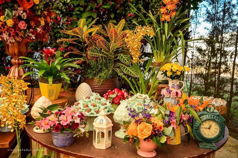 Casamento no verão: paleta vibrante e folhagens
