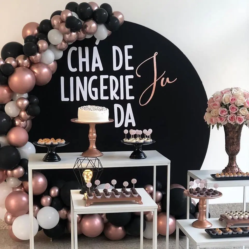decoração de chá de lingerie com mesa de doces e flores