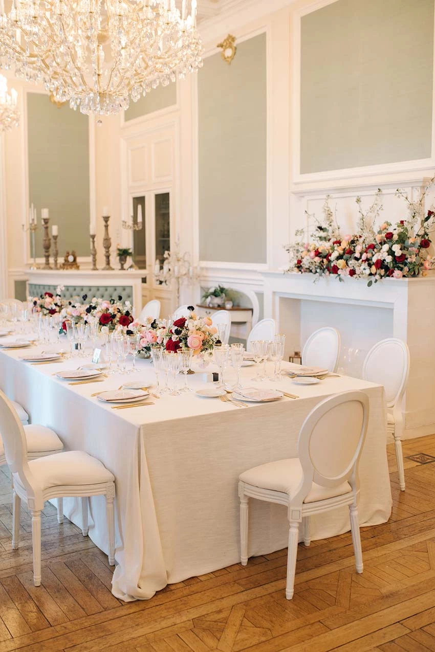 decoração de mini wedding ao ar livre com luzinhas e plantas suspensas