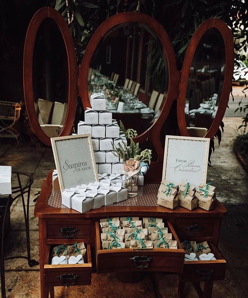 decoração de mini wedding com mesas pequenas e arranjos delicados
