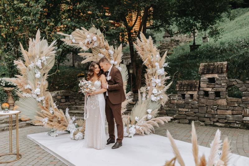 decorador de casamento montando o salão da festa